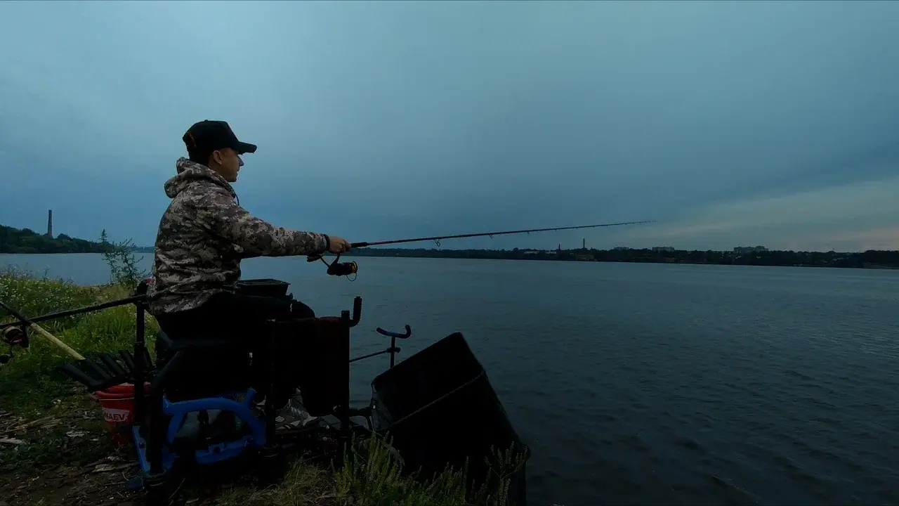 Добываем волжского пылесоса в непогоду! Лещ на Tirana Scana! Проверка вязи удилища!